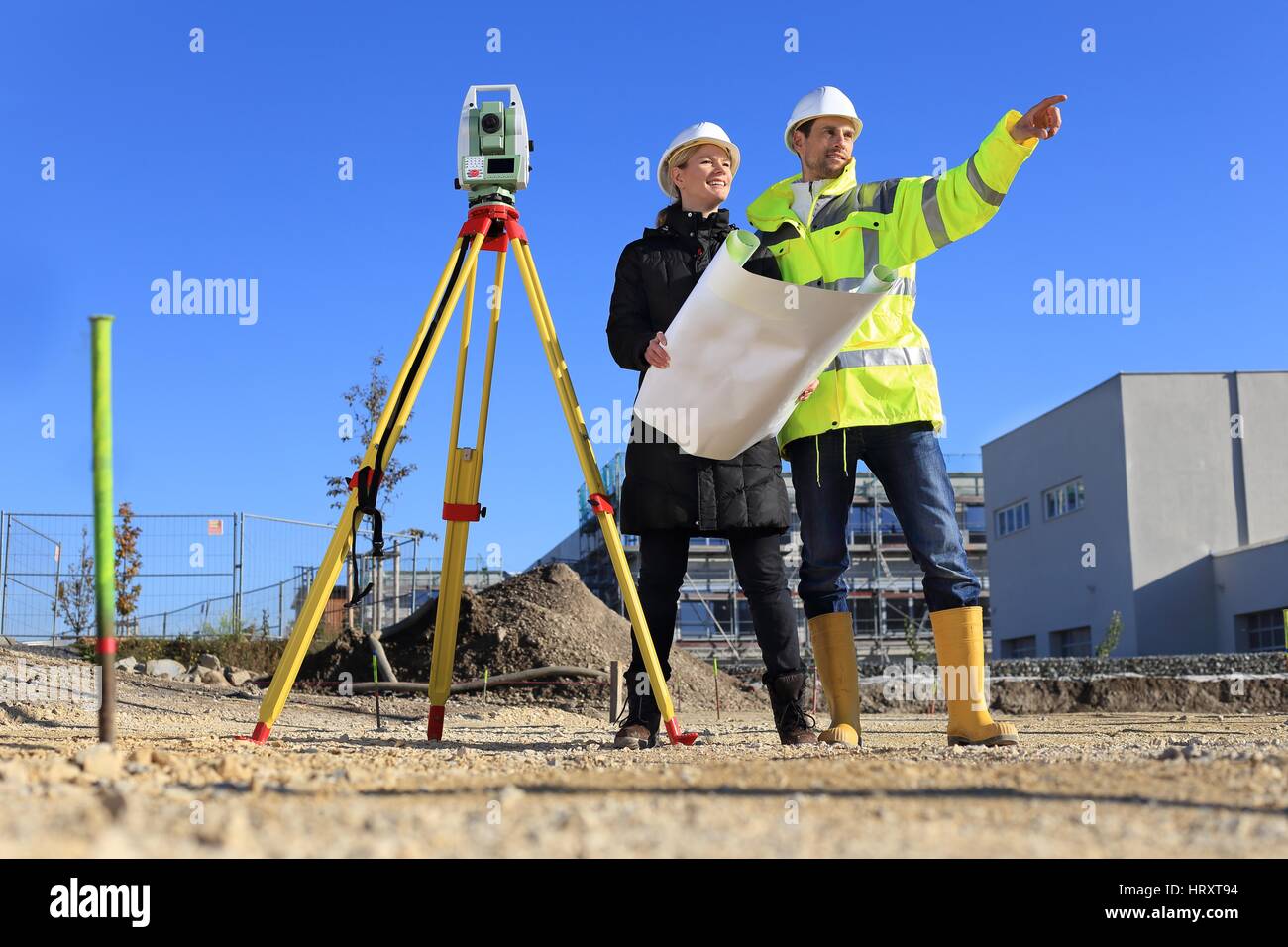 Un architecte et arpenteur des femmes sur un site de construction Banque D'Images