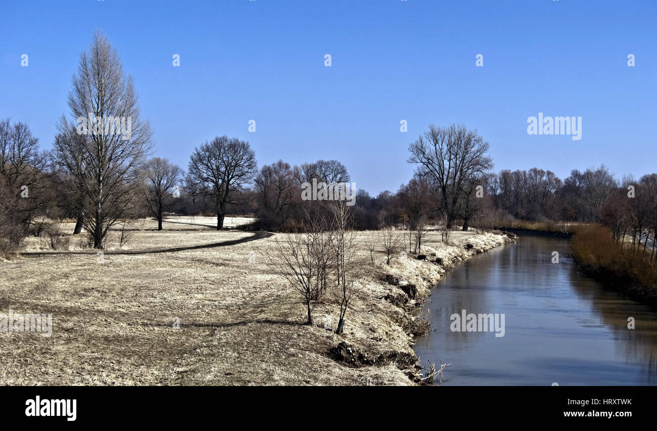 Earl printemps paysage dans poodri chko avec prairie, arbres sans feuilles isolées, et de l'Odra (ciel clair près de la ville d'Ostrava Banque D'Images