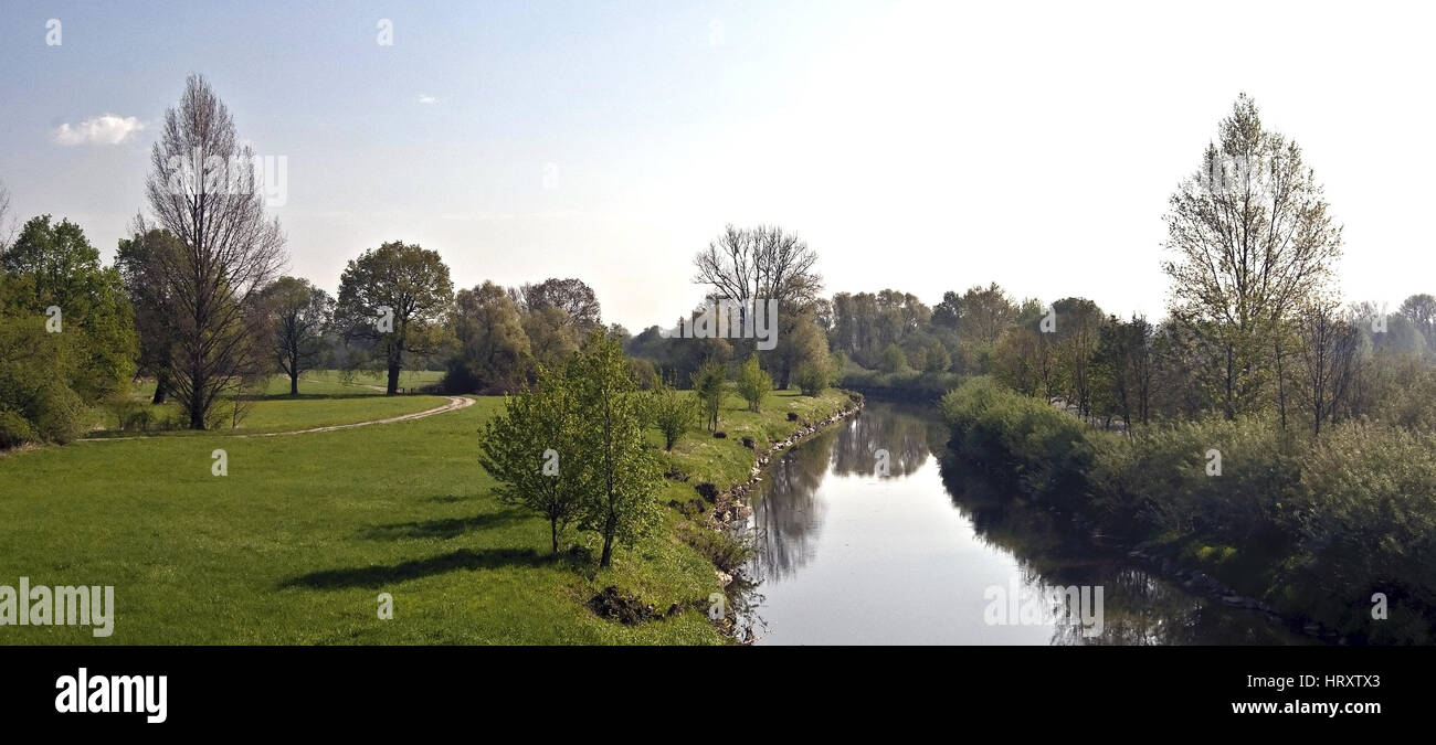 Printemps frais prairie avec arbres isolés et de l'Odra (poodri jistebnik chko près de seulement quelques km de la ville d'Ostrava en République tchèque Banque D'Images