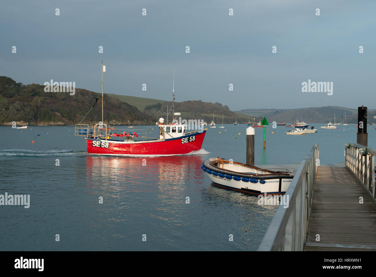 Un bateau de pêche sur l'estuaire, Salcombe Salcombe, Devon, UK. Banque D'Images