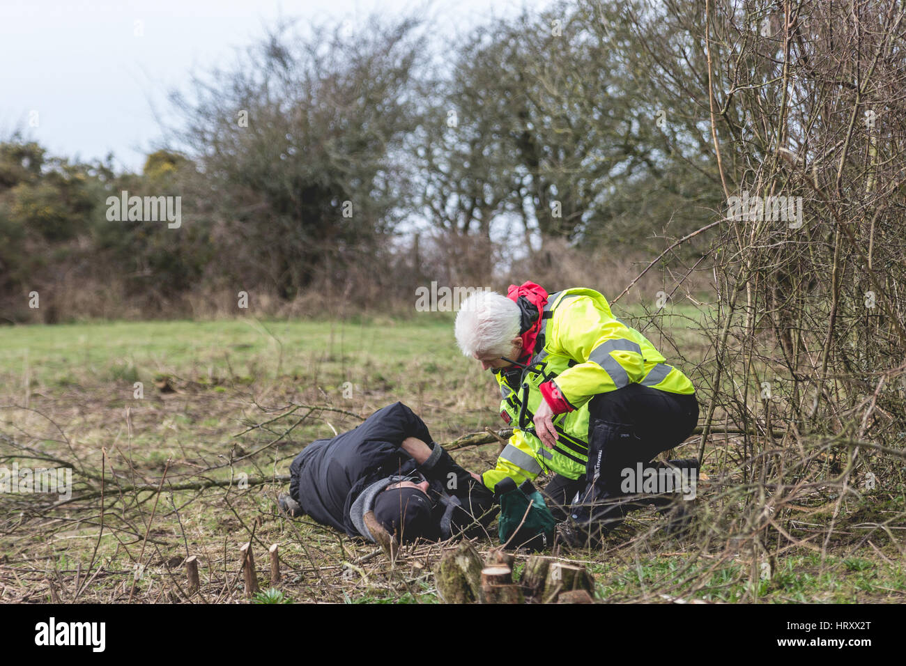 Les équipes de recherche et de sauvetage Sussex aider personne blessée dans l'exercice de formation. Banque D'Images