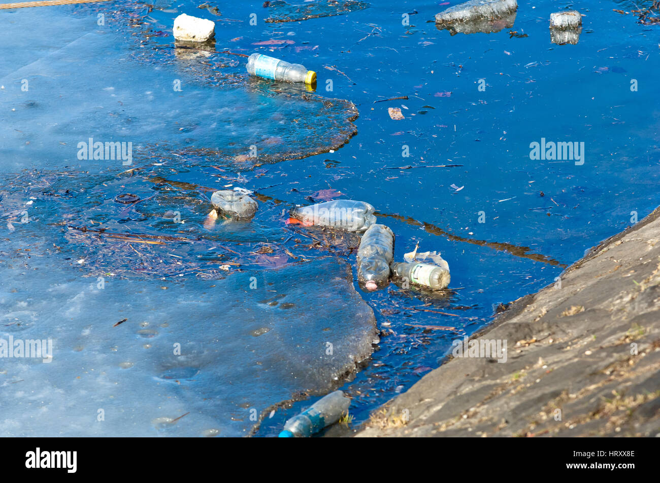 Les déchets, ordures et déchets flottait sur une rivière polluée Banque D'Images