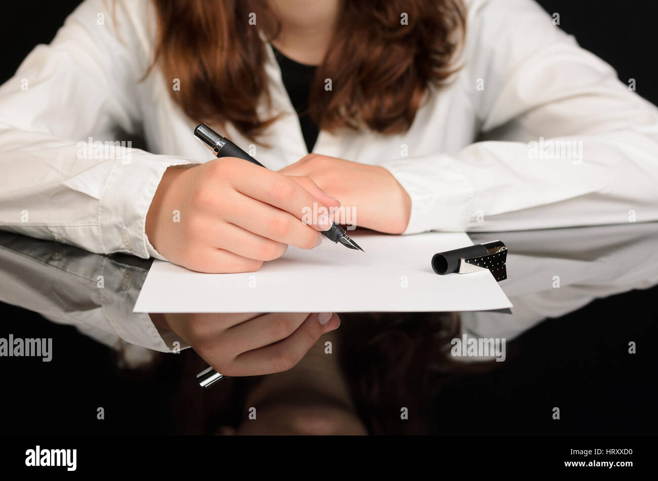 Close up of woman et signer un document ou un contrat Banque D'Images