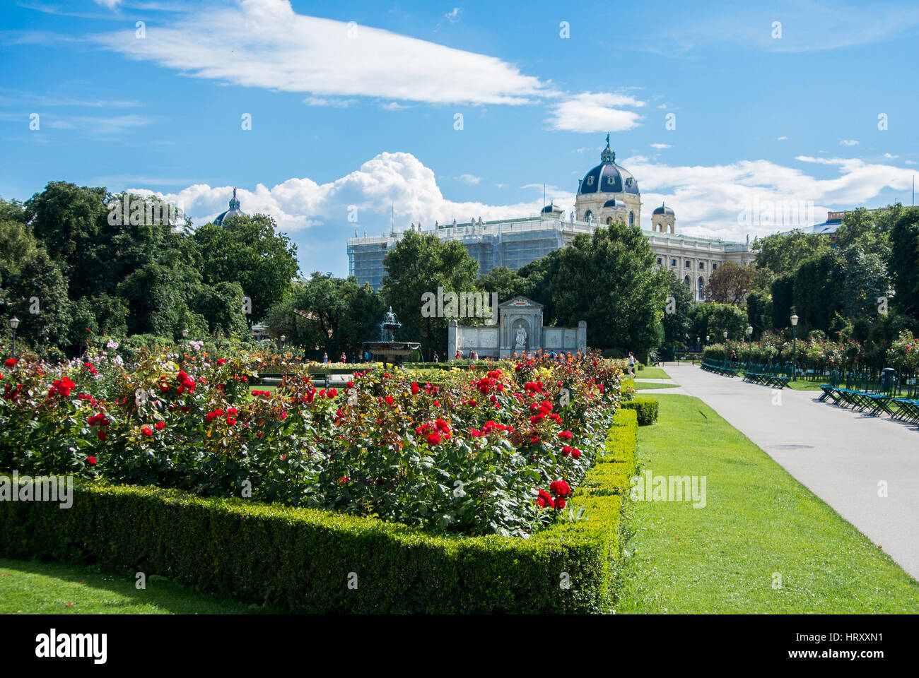 Une vue sur parc Volksgarten avec la floraison des roses rouges en face d'Hofburg, Vienne, Autriche. Banque D'Images