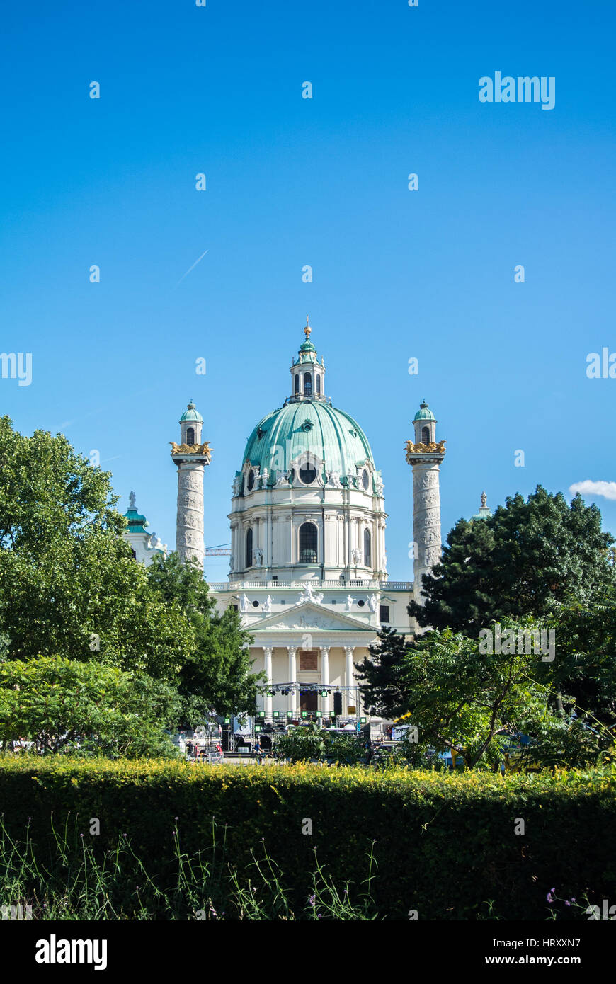 Vue de Karlskirche et un parc à Vienne, Autriche. Banque D'Images