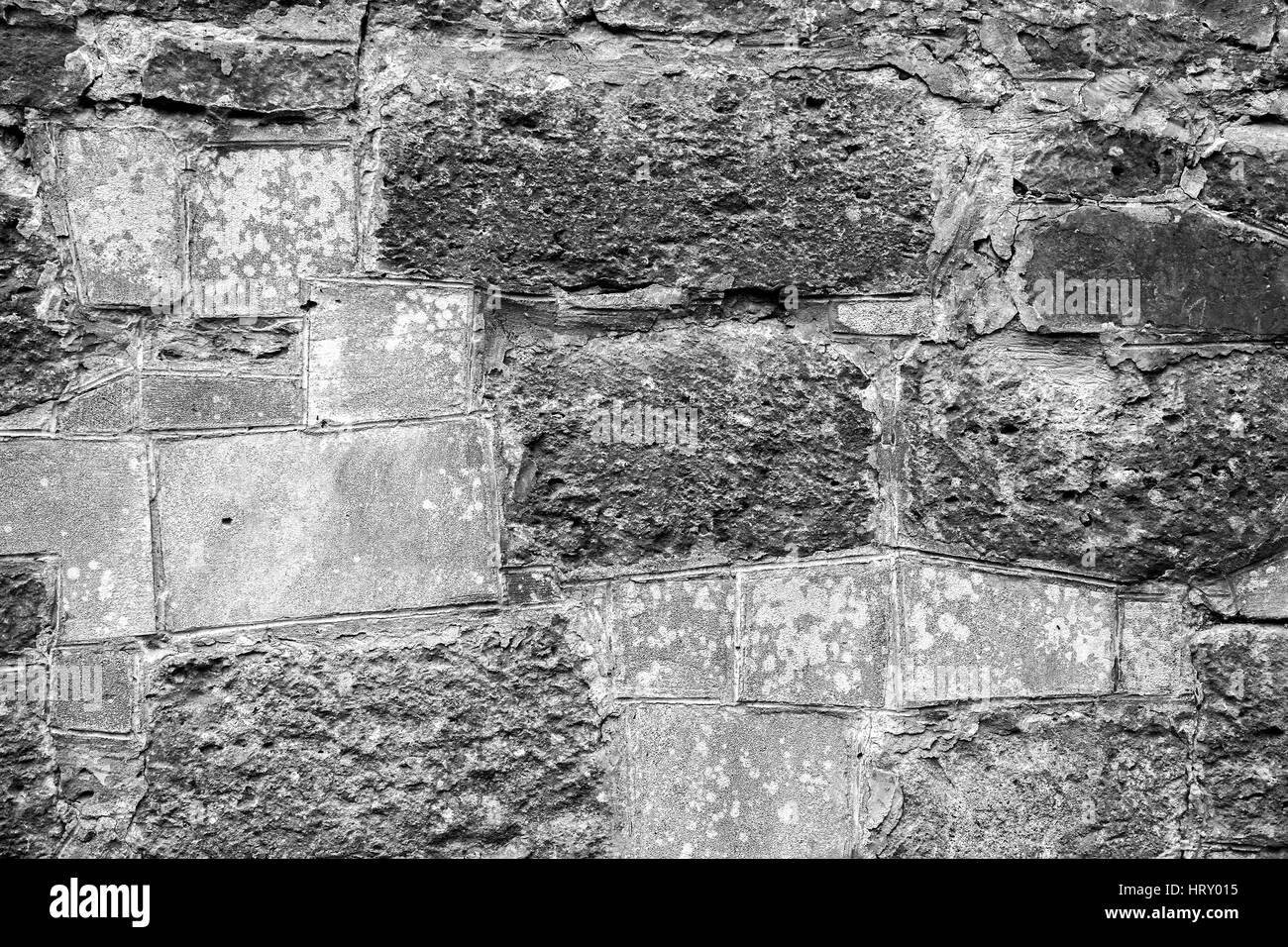 La texture du mur de briques anciennes en pierre historique. Le noir et blanc Banque D'Images