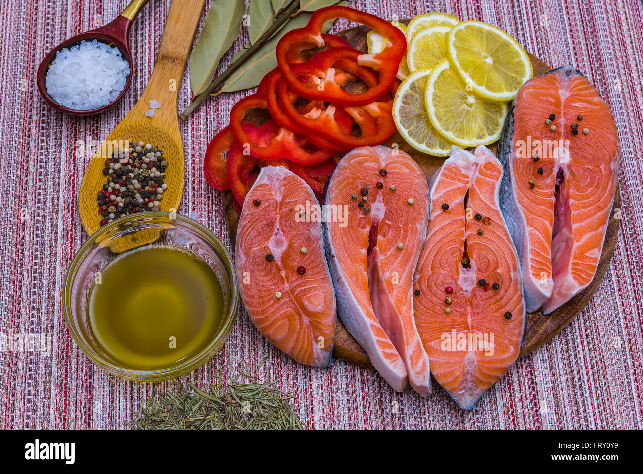 Filet de saumon au romarin et citron, la préparation d'un poisson rouge Banque D'Images