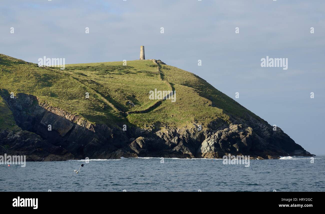 Blanche sur le point de pas-à-pas, d'une aide à la navigation pour les marins près de Padstow passé le bar dans le Doom dangereux de l'estuaire de chameaux en plein jour, Cornwall. Banque D'Images
