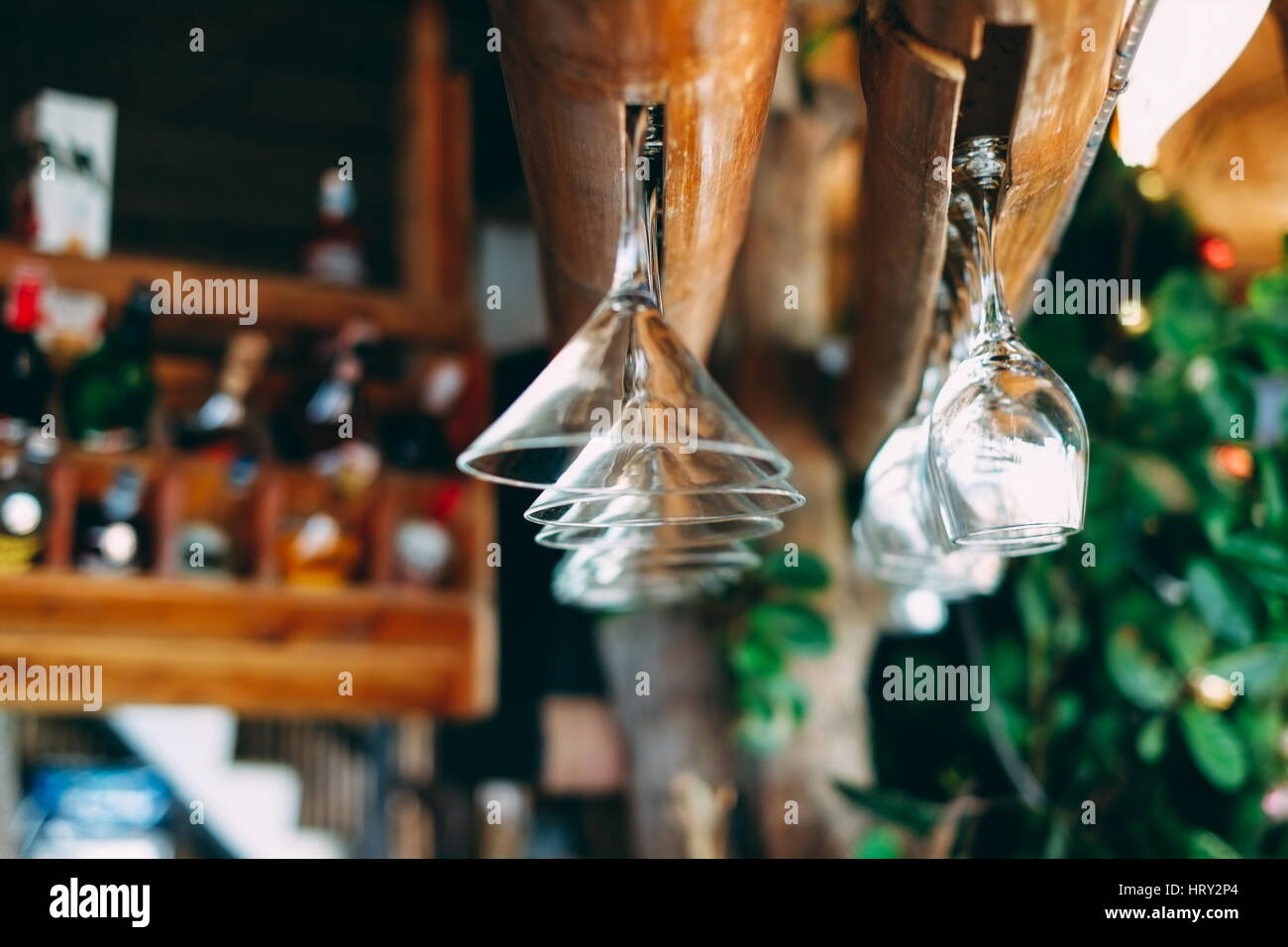 Verres suspendus dans un bar sur la plage , l'accent peu profondes Banque D'Images