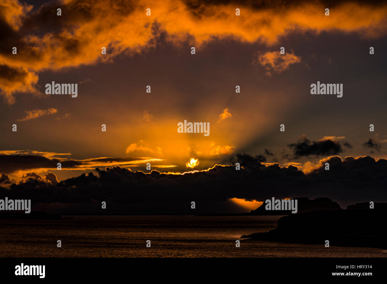 Coucher de soleil avec lumière crépusculaire sur le Loch Beag, île de Skye, regardant Ullinish Point, Bracdale Point, Point et de l'Isle Oronsay Ardtreck Banque D'Images