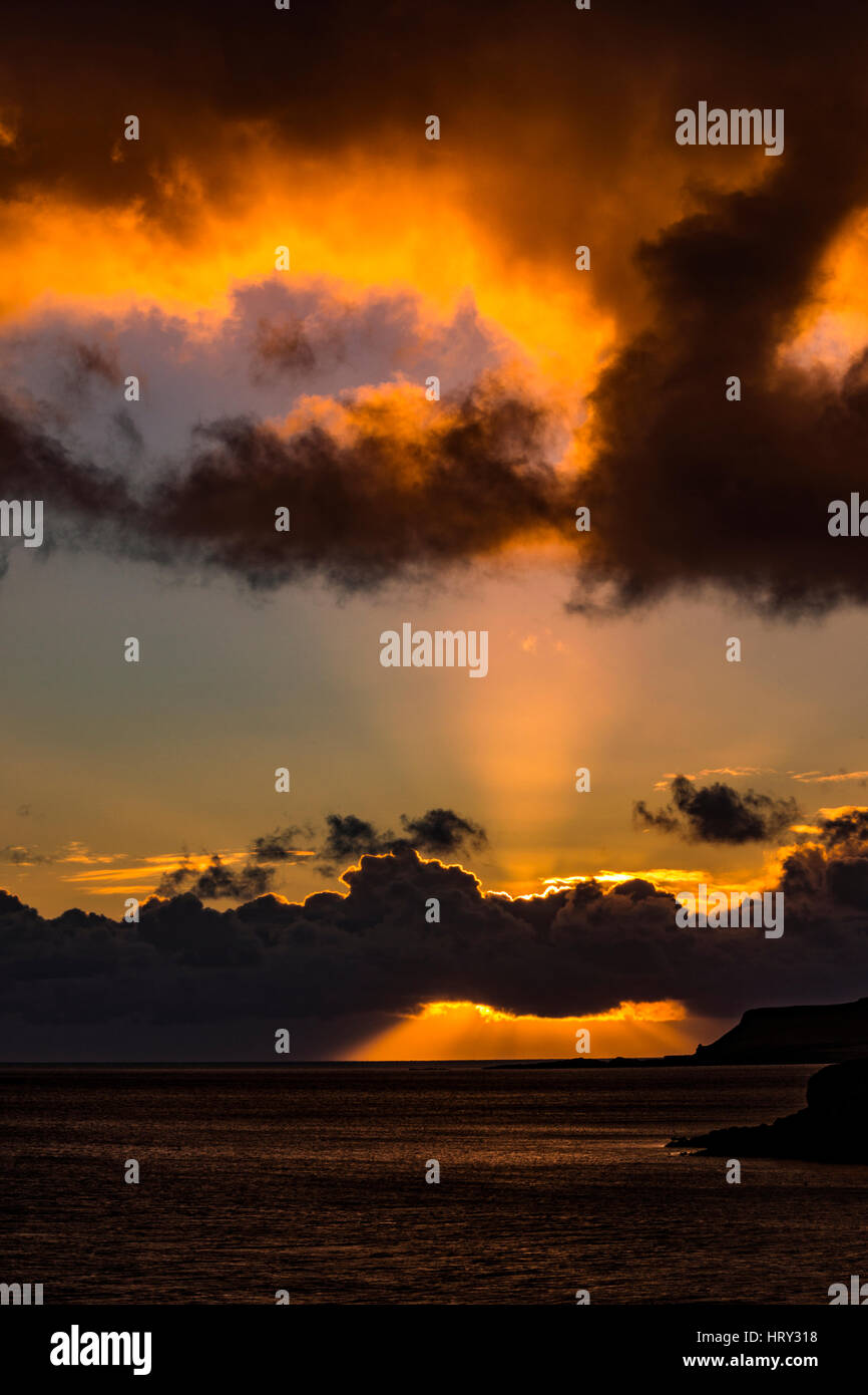 Coucher de soleil avec lumière crépusculaire sur le Loch Beag, île de Skye, regardant Ullinish Point, Bracdale Point, Point et de l'Isle Oronsay Ardtreck Banque D'Images