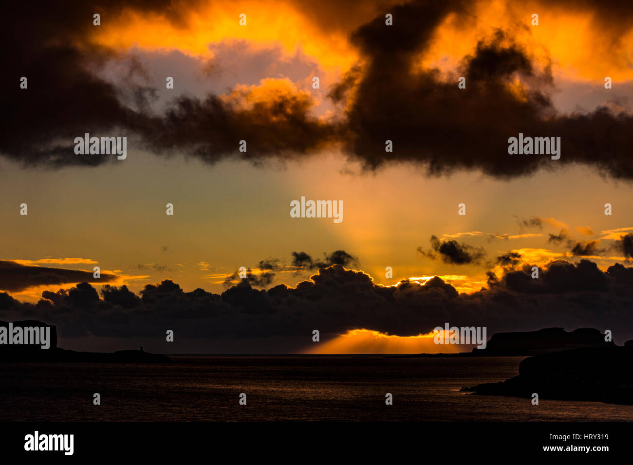 Coucher de soleil avec lumière crépusculaire sur le Loch Beag, île de Skye, regardant Ullinish Point, Bracdale Point, Point et de l'Isle Oronsay Ardtreck Banque D'Images