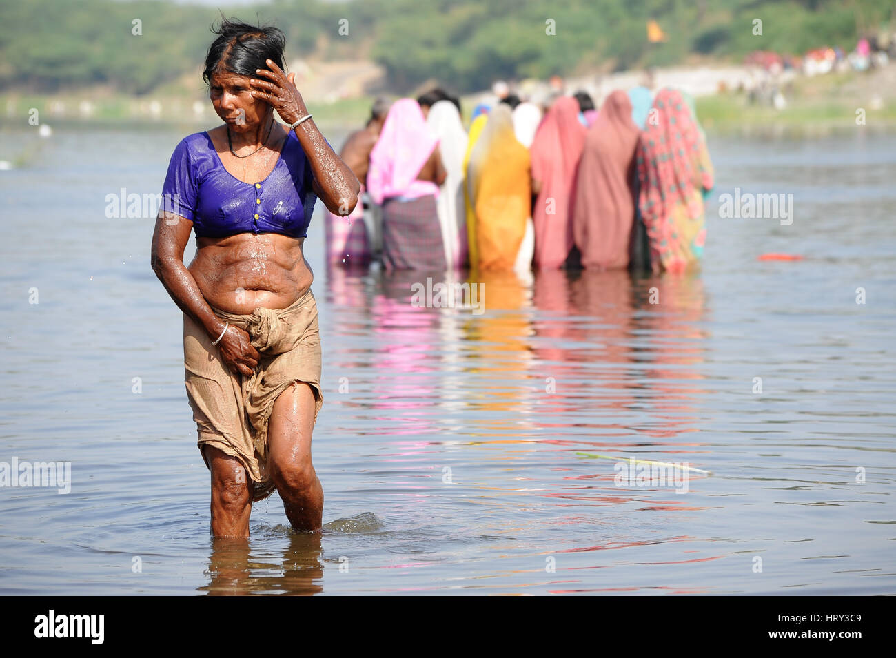 Bain rituel dans les eaux au cours de Baneshwar Mela Photo Stock - Alamy