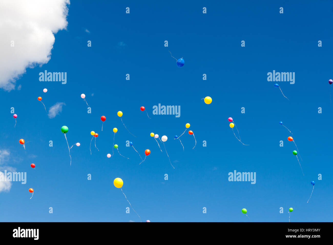 De nombreux baloons lumineux dans le ciel bleu Banque D'Images