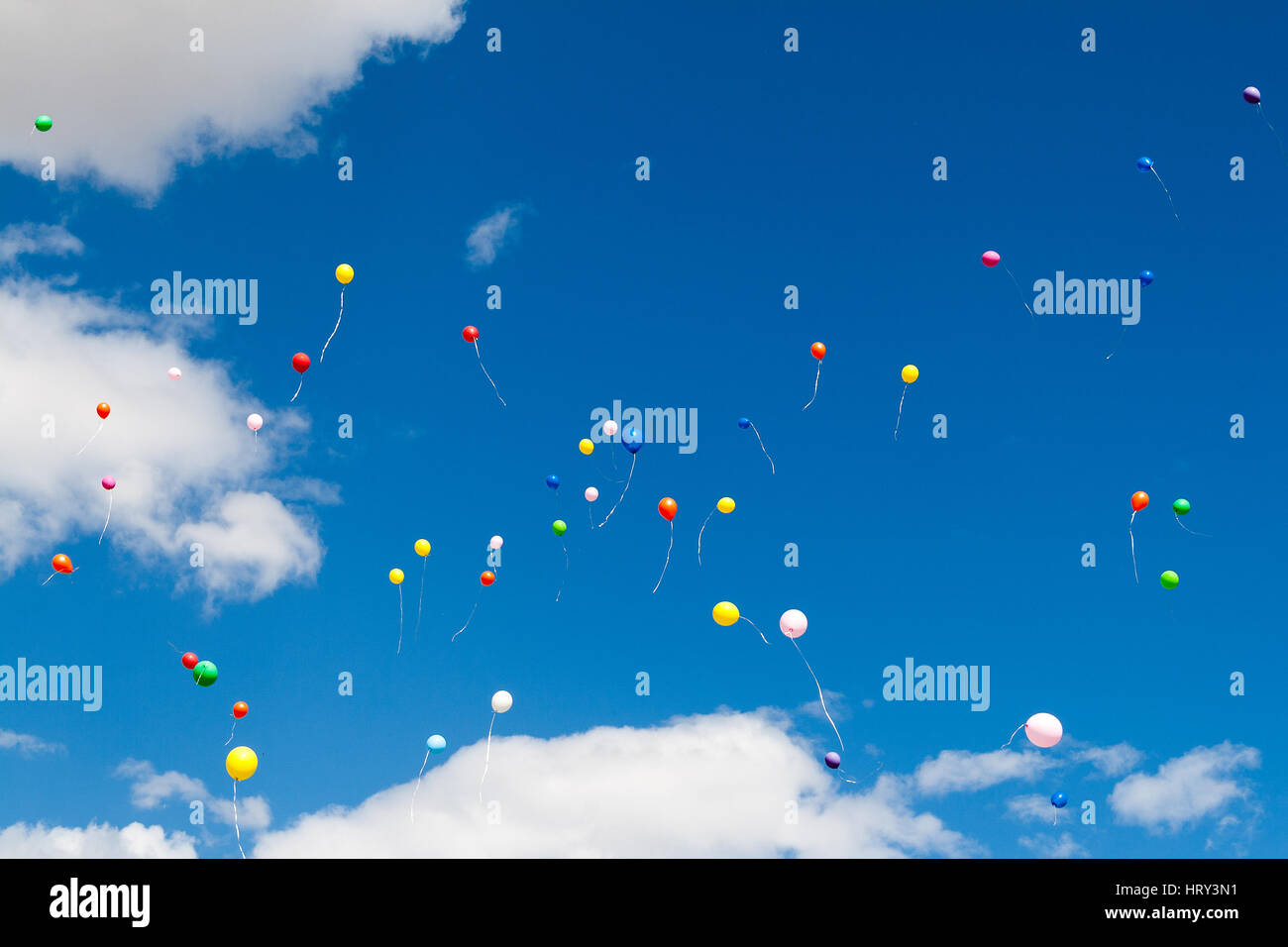 De nombreux baloons lumineux dans le ciel bleu Banque D'Images