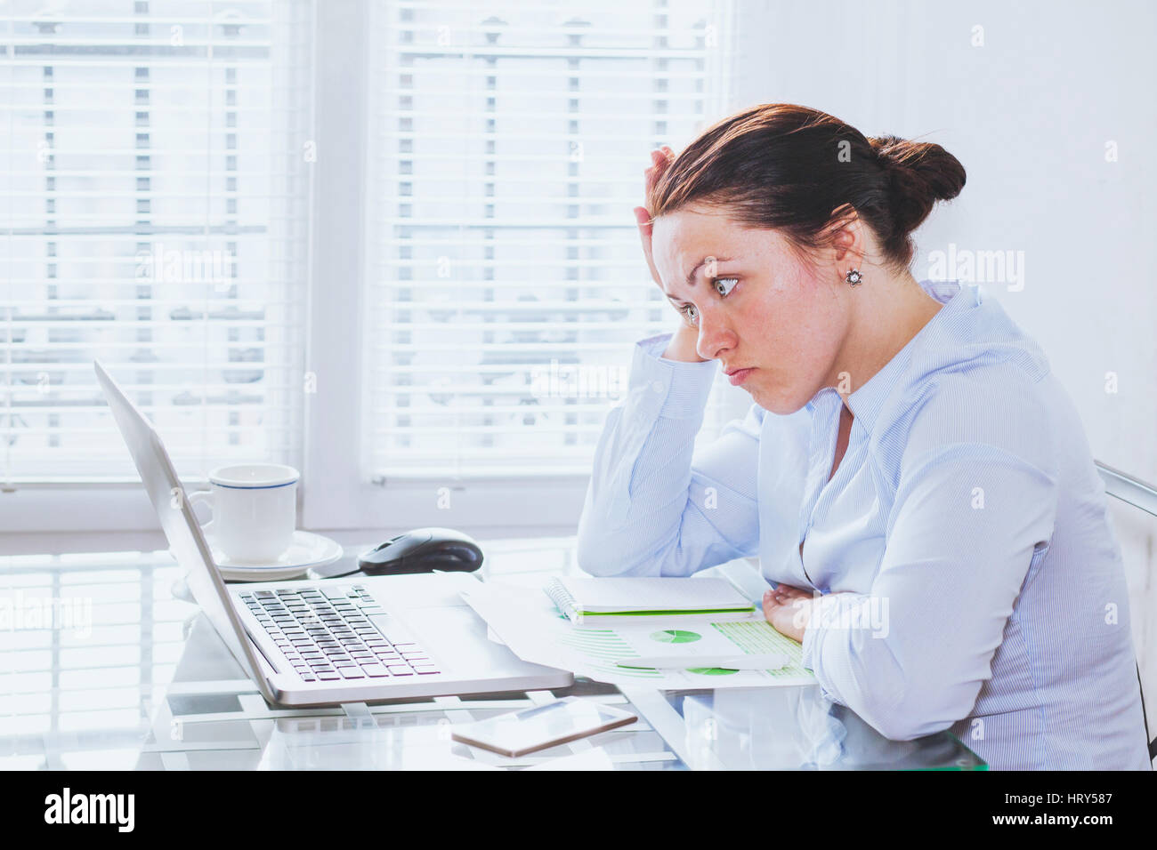 Femme en colère furieux dans le bureau d'affaires moderne à écran de d'ordinateur portable, la colère, l'ennuyé businesswoman Banque D'Images