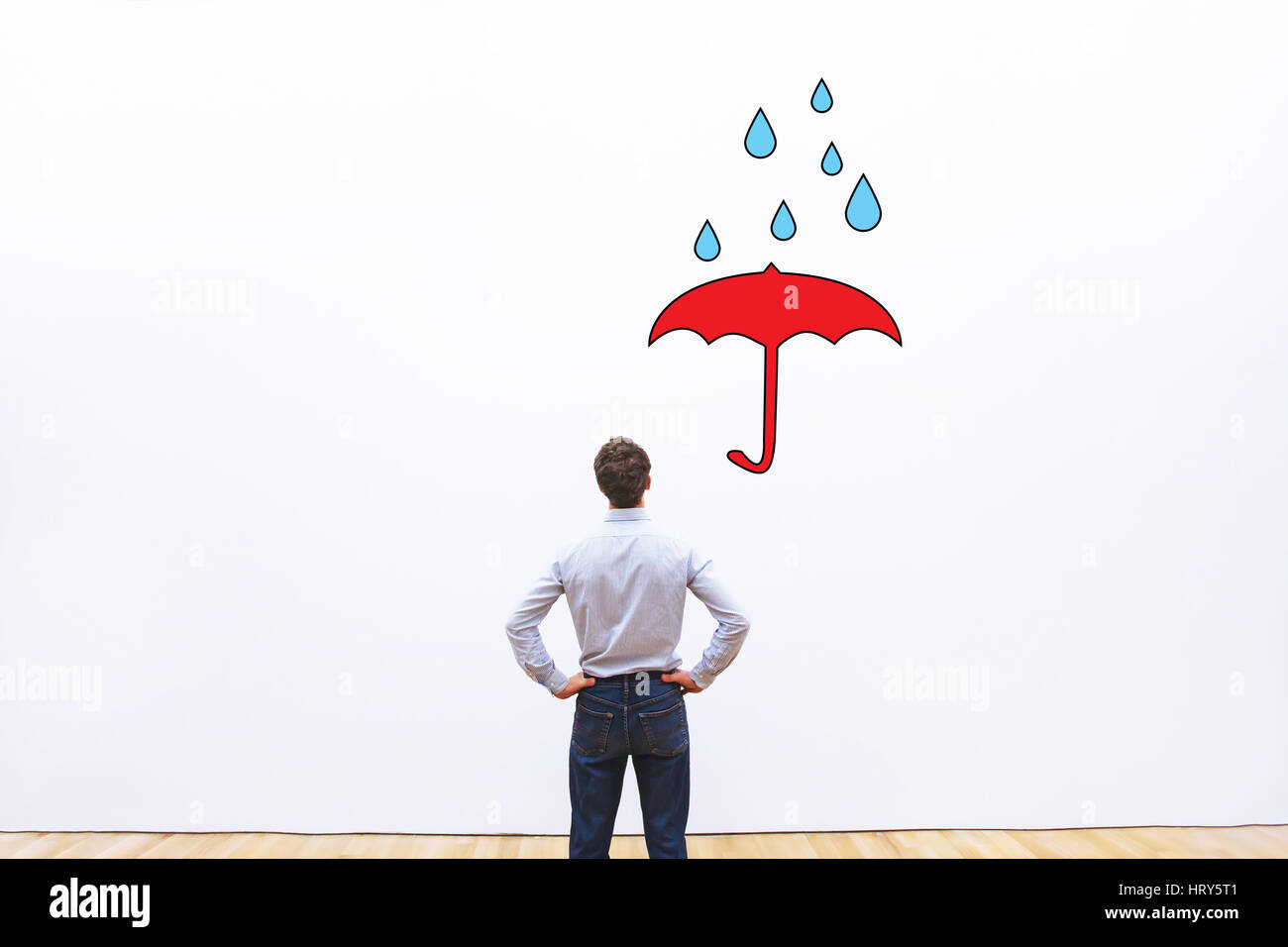 Concept d'assurance, de l'homme d'affaires à la recherche au mur avec copyspace Banque D'Images