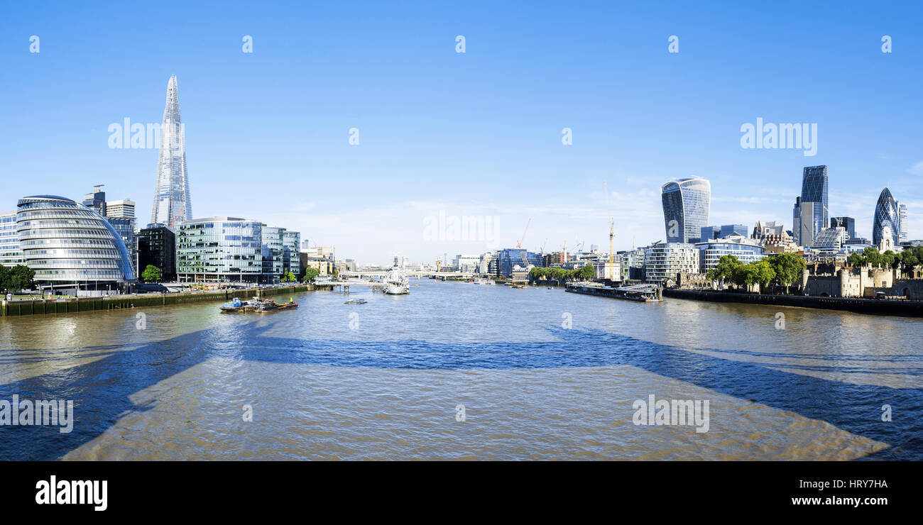 Tower Bridge et la Tamise avec vue sur le tesson et le quartier financier, Londres, UK Banque D'Images