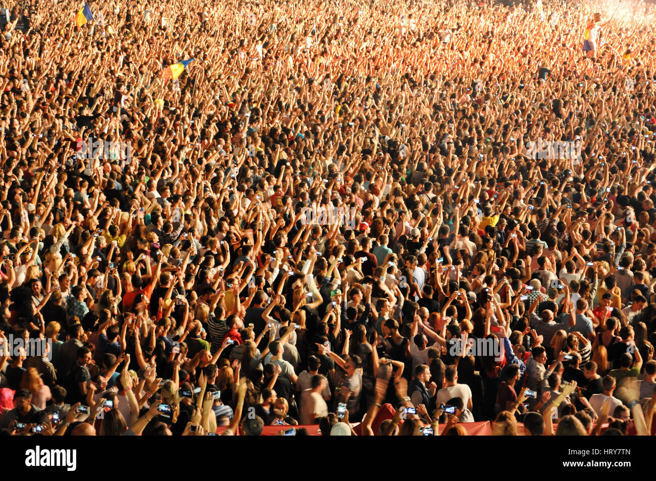 CLUJ NAPOCA, ROUMANIE - 2 août 2015 : foule de gens faire la fête profiter d'un concert de David Guetta au Festival indicibles dans la capitale européenne de la Jeunesse Banque D'Images