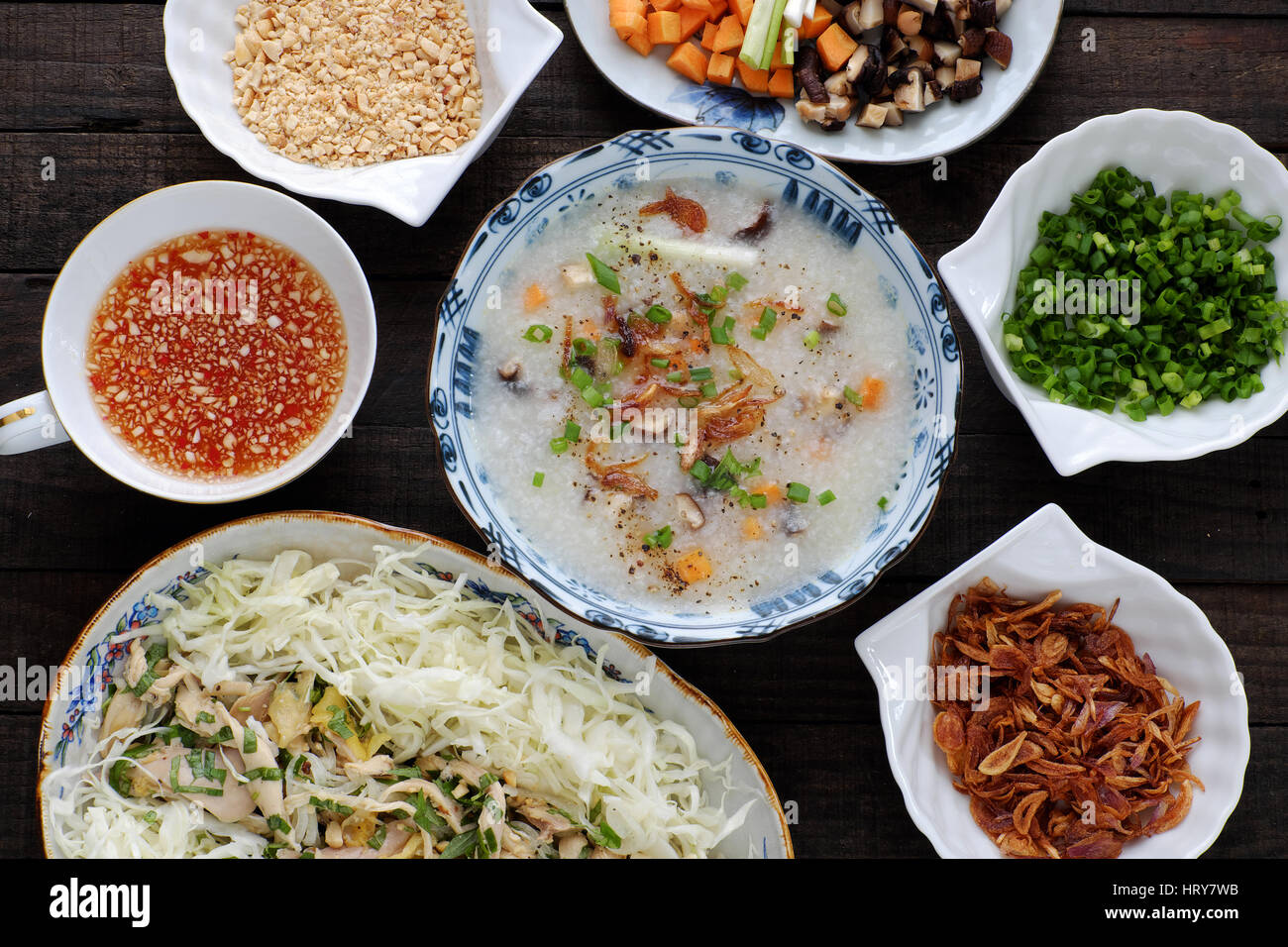 La cuisine asiatique pour les personnes malades, riz au poulet gruau de riz, carotte, oignon, chou, toon. Bol de soupe de poulet avec légumes, appelez chao ga Banque D'Images