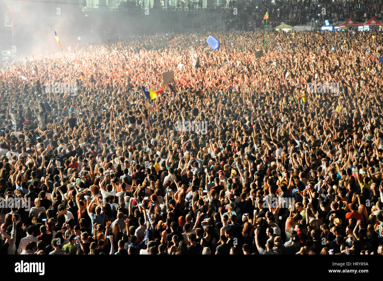 CLUJ NAPOCA, ROUMANIE - 2 août 2015 : foule de gens faire la fête profiter d'un concert de David Guetta au Festival indicibles dans la capitale européenne de la Jeunesse Banque D'Images