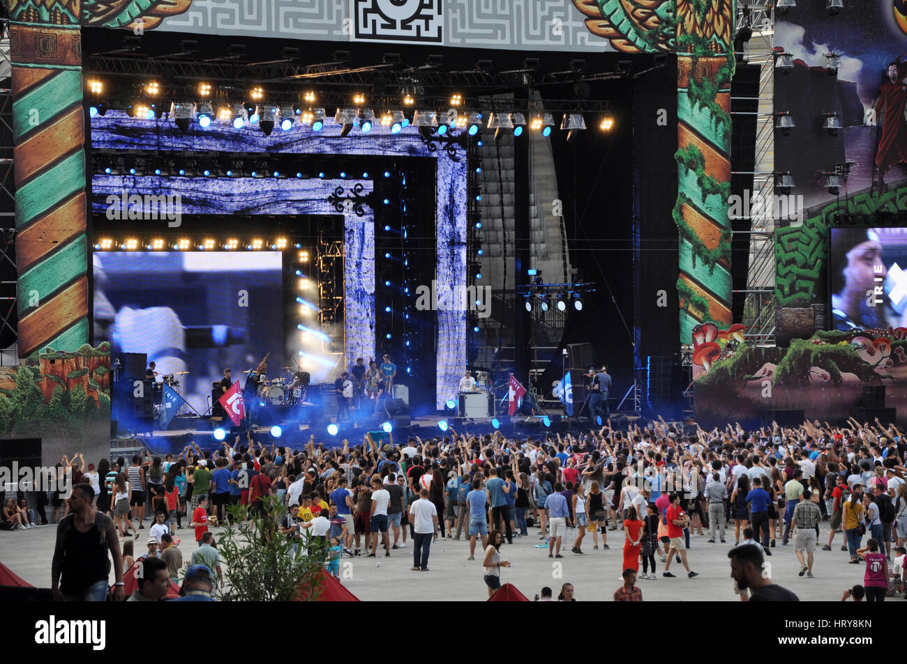 CLUJ NAPOCA, ROUMANIE - 2 août 2015 : foule de partying jouissent d'une maffia irlandaise concert live au Festival indicibles Banque D'Images