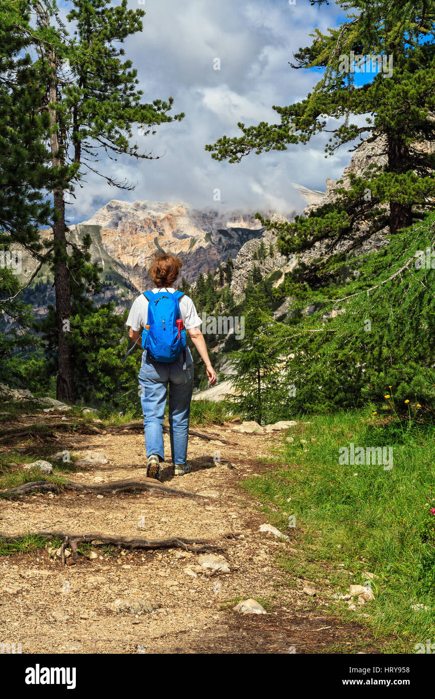 Femme marche sur un sentier dans la vallée de Badia, Alto Adige, Italie Banque D'Images
