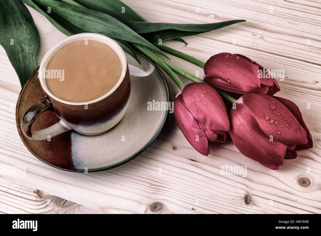 Tasse de café avec des tulipes.Vintage still life Banque D'Images