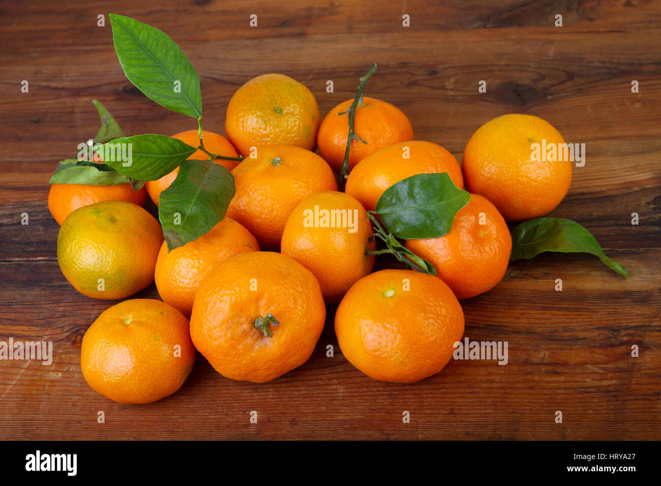 La mandarine agrumes mandarin orange sur fond de bois Banque D'Images