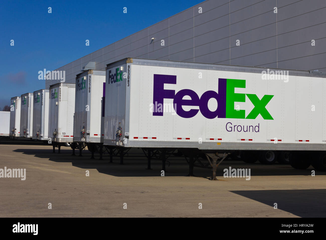 Indianapolis - Circa Décembre 2015 : Federal Express camions dans les quais de chargement. FedEx est une société de services de livraison de courrier je Banque D'Images