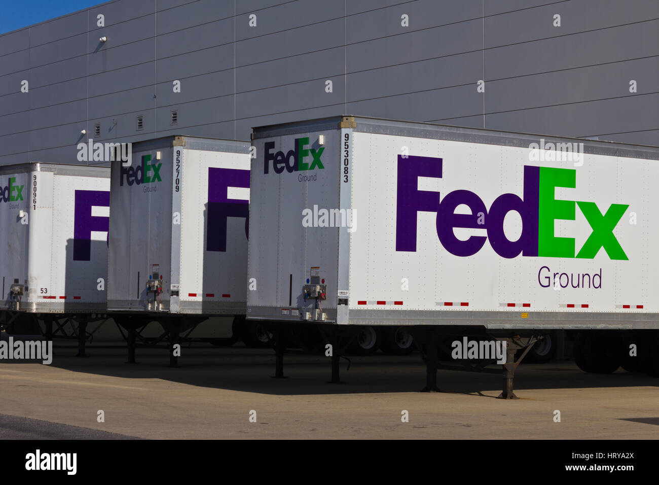 Indianapolis - Circa Décembre 2015 : Federal Express camions dans les quais de chargement. FedEx est une société de services de livraison de courrier mondial II Banque D'Images