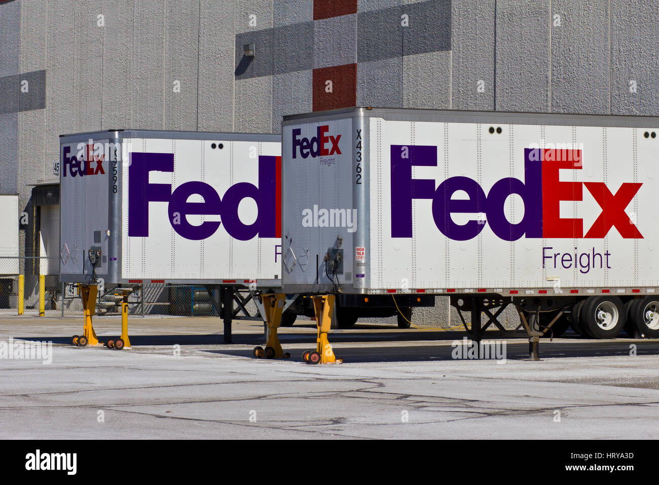 Indianapolis - Circa Février 2016 : Federal Express camions dans les quais de chargement. FedEx est une société de services de livraison de courrier mondial VI Banque D'Images