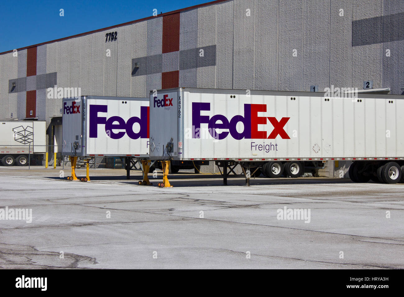 Indianapolis - Circa Février 2016 : Federal Express camions dans les quais de chargement. FedEx est une société de services de livraison de courrier mondial VII Banque D'Images