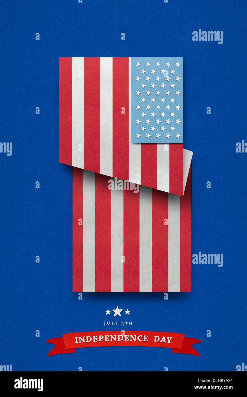 Concept créatif 4 juillet photo de drapeau américain en papier sur fond bleu. Banque D'Images