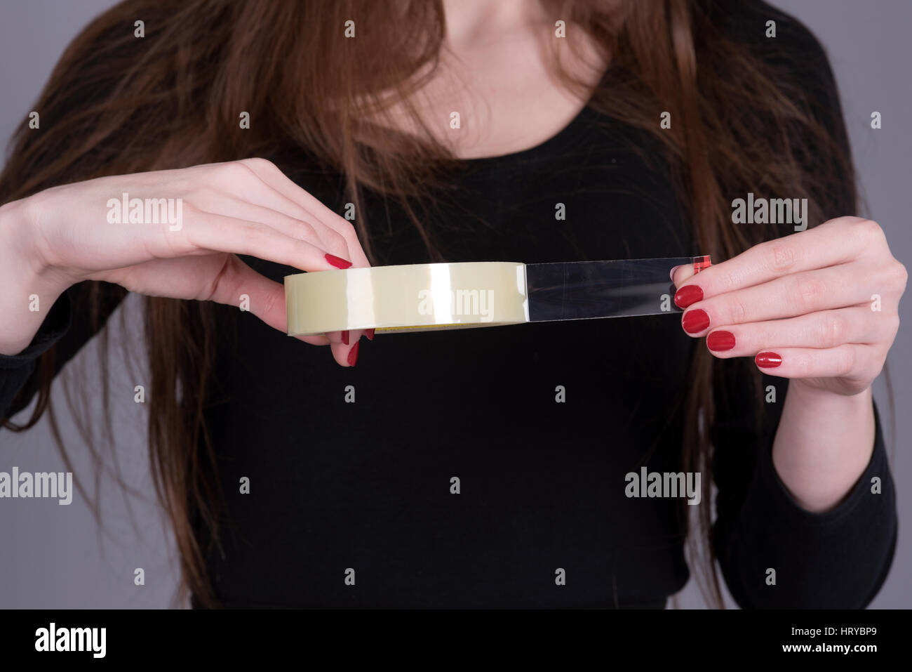 Femme tenant un rouleau de scotch dans ses mains Banque D'Images