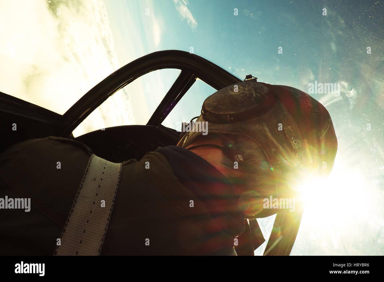 Pilote de chasse aux commandes d'un aéronef d'époque avion jusqu'au-dessus des nuages Banque D'Images