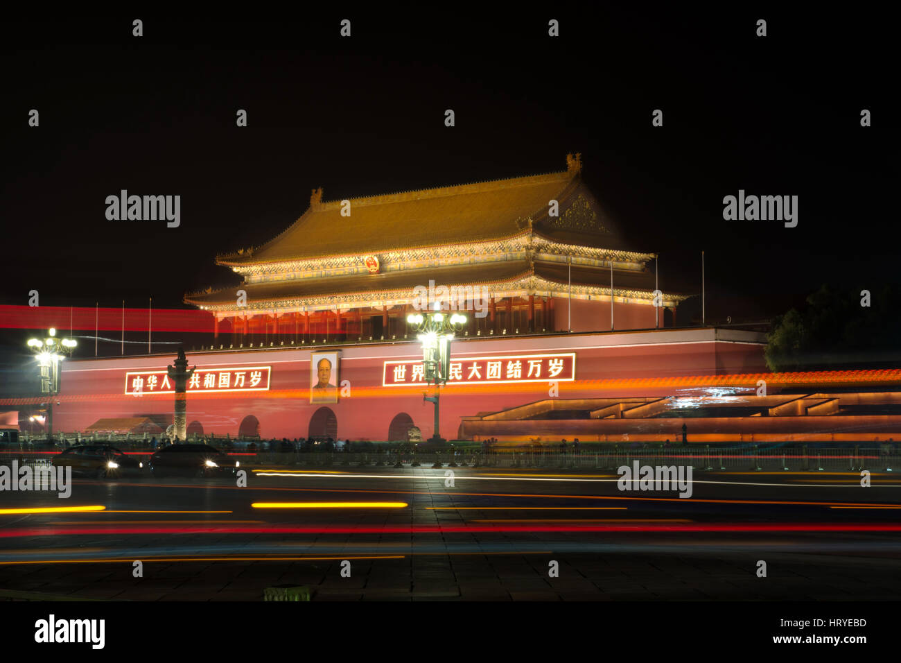 BEIJING, CHINE - le 26 septembre 2016 : La porte de la paix céleste de la place Tiananmen, vision de nuit avec light trails Banque D'Images