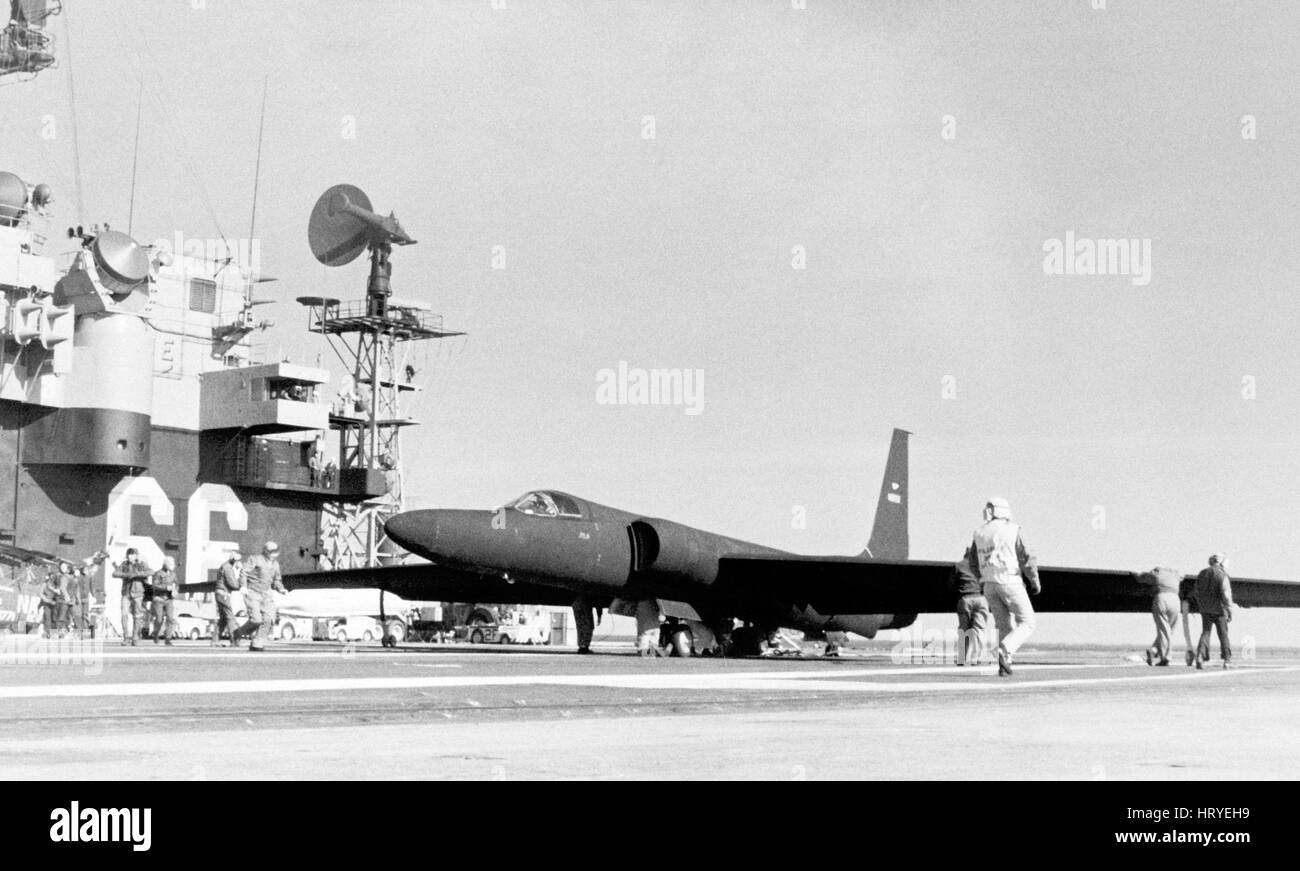Avion de reconnaissance Lockheed U-2 prépare à lancer à partir de l'USS America en octobre 1984. Photo US Navy Banque D'Images
