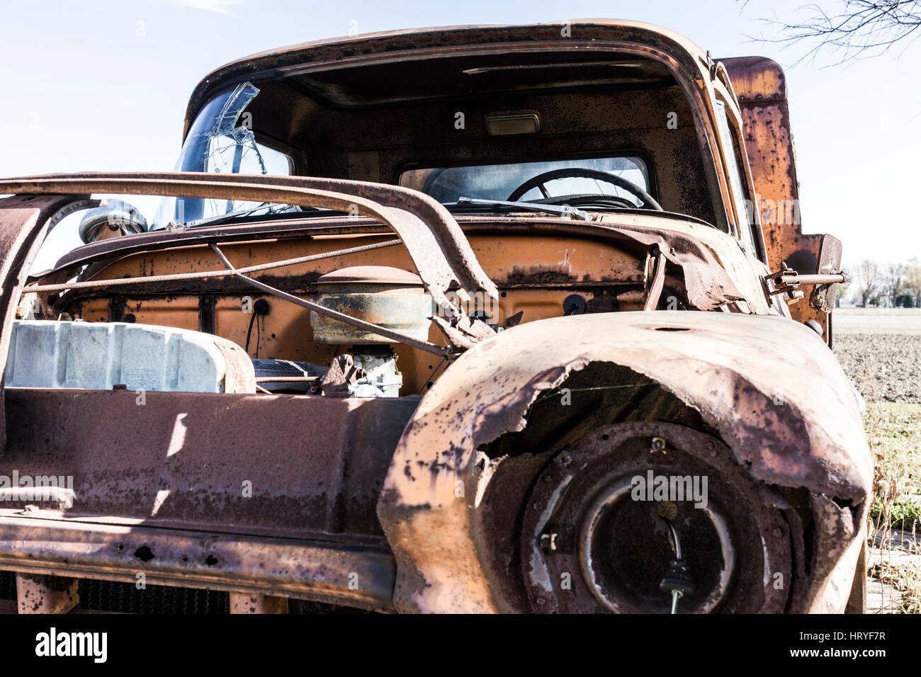 Rusty vintage junk truck abandonné sur une ferme JE Banque D'Images