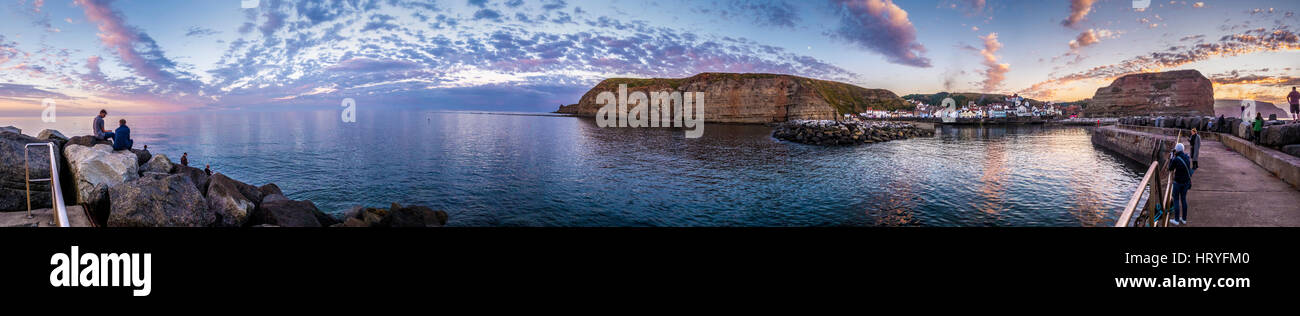 Vue panoramique en direction de Staithes Harbour, North Yorkshire, UK. Banque D'Images
