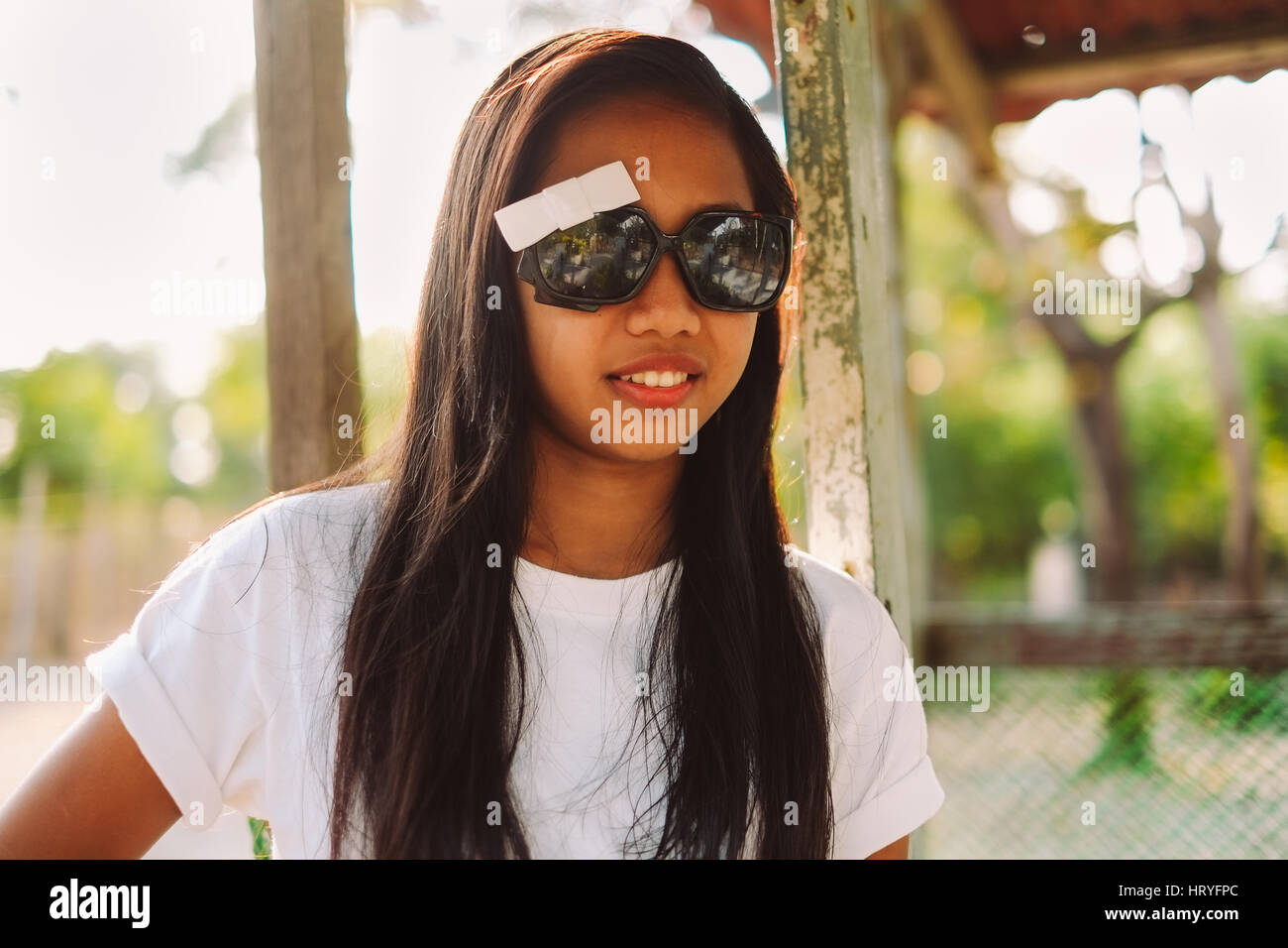 Belle jeune fille asiatique avec des lunettes Photo Stock - Alamy