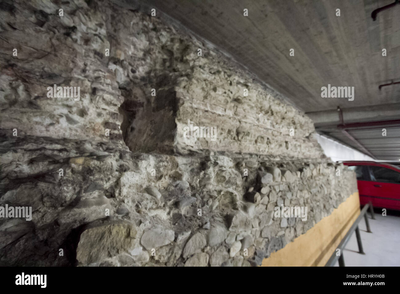 135 antiche Mura con cloaque  = anciens murs avec cloaque Banque D'Images