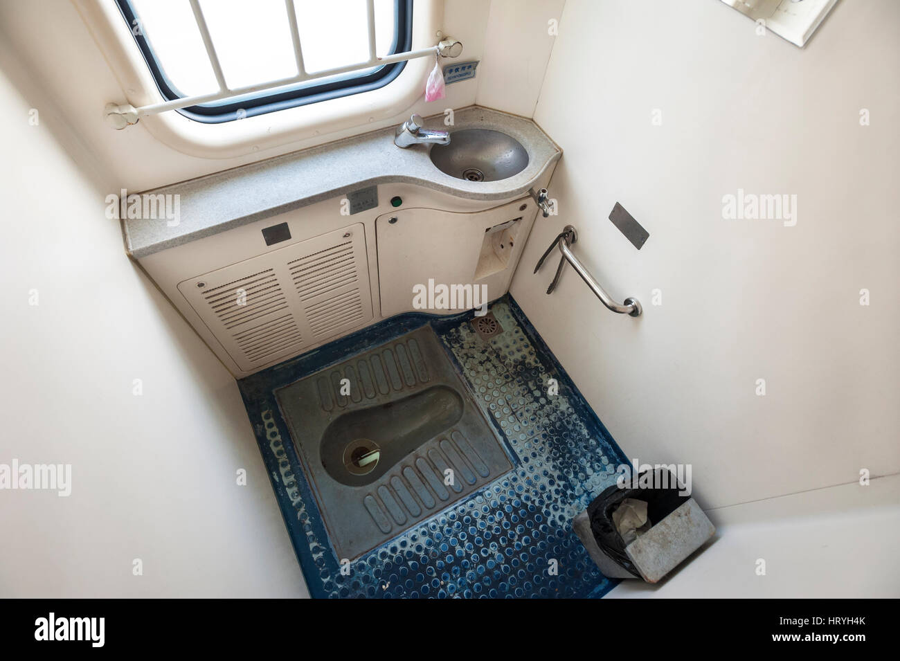 L'accroupissement toilettes à bord d'un train de nuit chinois Banque D'Images