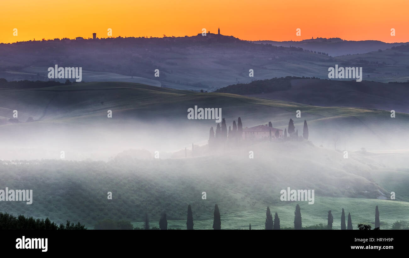 Brouillard lever du soleil de Toscane Banque D'Images