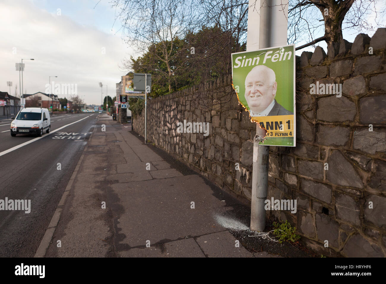 Falls Road, Belfast, Royaume-Uni. 5e mars 2017. Le Sinn Fein une affiche électorale des brûlures. Fra McCann Placard a été incendiée dans la Falls Road à Belfast. Emebers plastique chaud s'écouler de l'affiche. Credit : Bonzo/Alamy Live News Banque D'Images