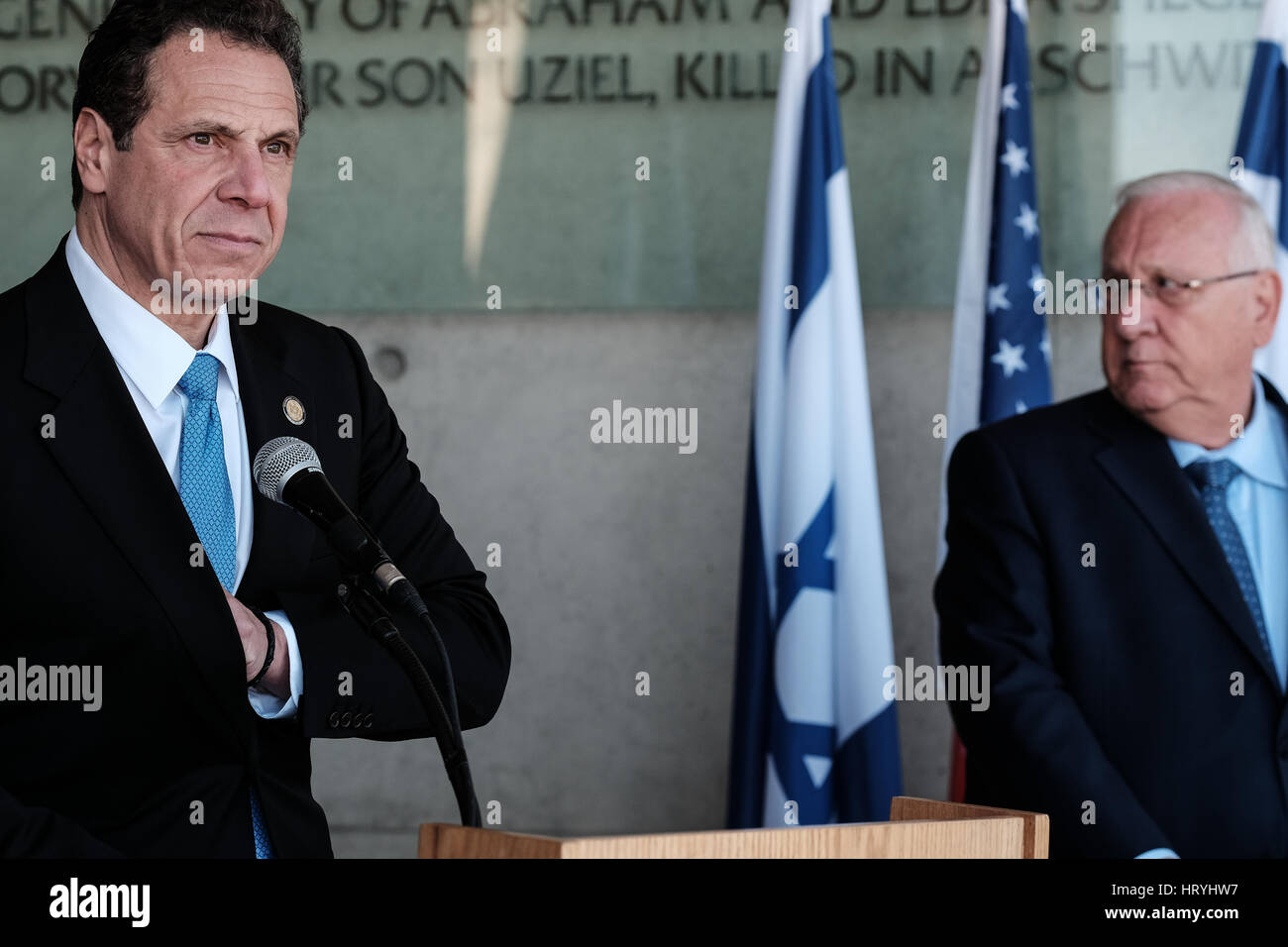 Jérusalem, Israël. 5 mars, 2017. Gouverneur de New York, Andrew Cuomo, et le président de l'état d'Israël, Reuven Rivlin, prononcer des déclarations de solidarité à la lumière des récents actes de violence antisémites aux États-Unis. Gouverneur Cuomo ont visité le musée d'histoire de l'Holocauste, a participé à une cérémonie commémorative, visité le Children's Memorial et a signé le livre d'or du musée. Credit : Alon Nir/Alamy Live News Banque D'Images