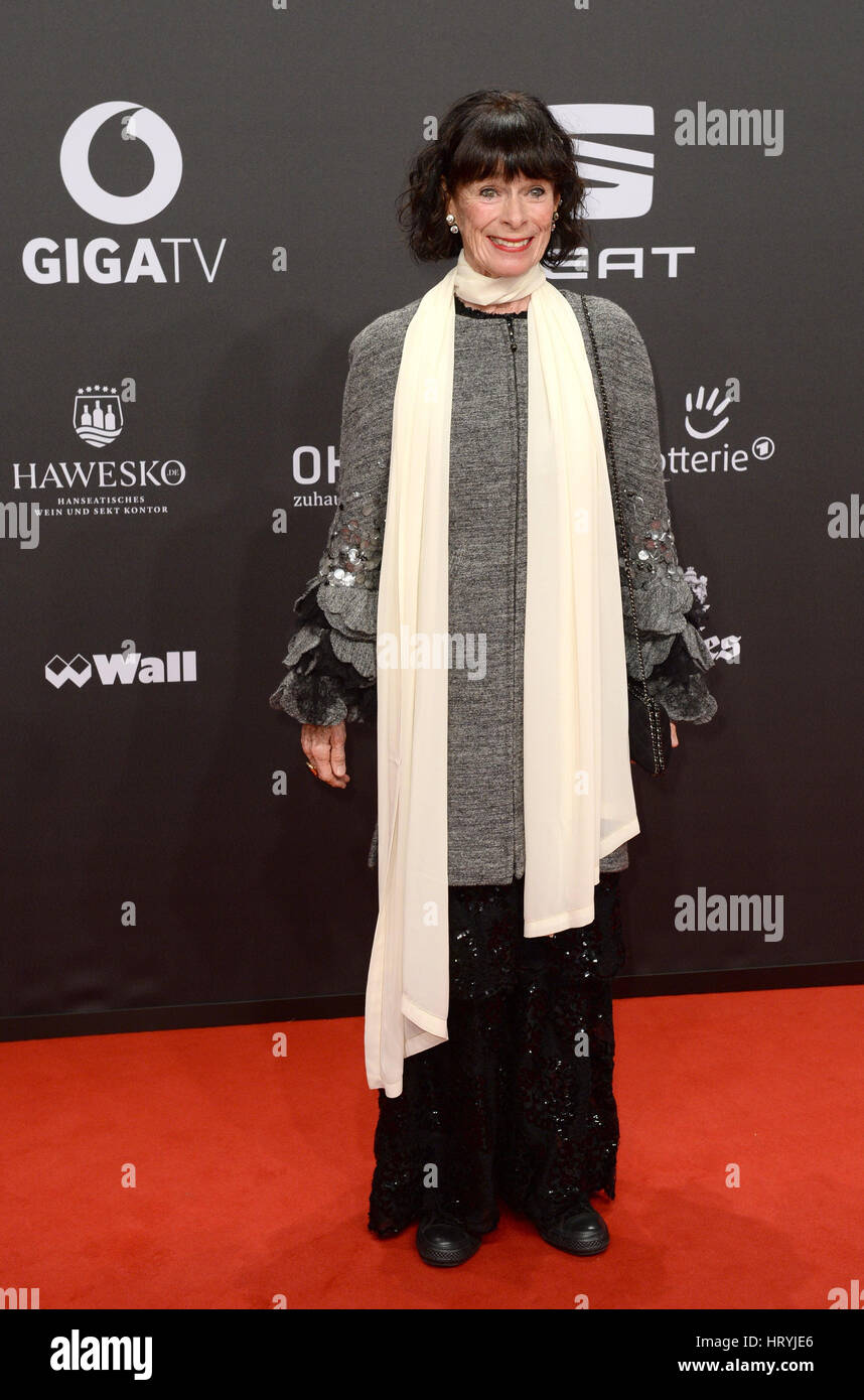 L'actrice Geraldine Chaplin arrive à la 52e Caméra d'or Film & TV Awards 2017 à Hambourg, Allemagne, 04 mars 2017. Photo : Daniel Reinhardt/dpa Banque D'Images