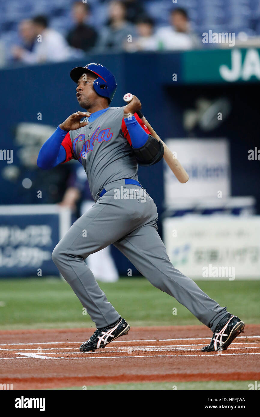 Alexander Ayala (CUB), le 5 mars 2017 - Baseball : 2017 World Baseball Classic Exposition match entre Seibu Lions - Cuba à Kyocera Dome Osaka à Osaka, Japon. (Photo par Yohei Osada/AFLO SPORT) Banque D'Images