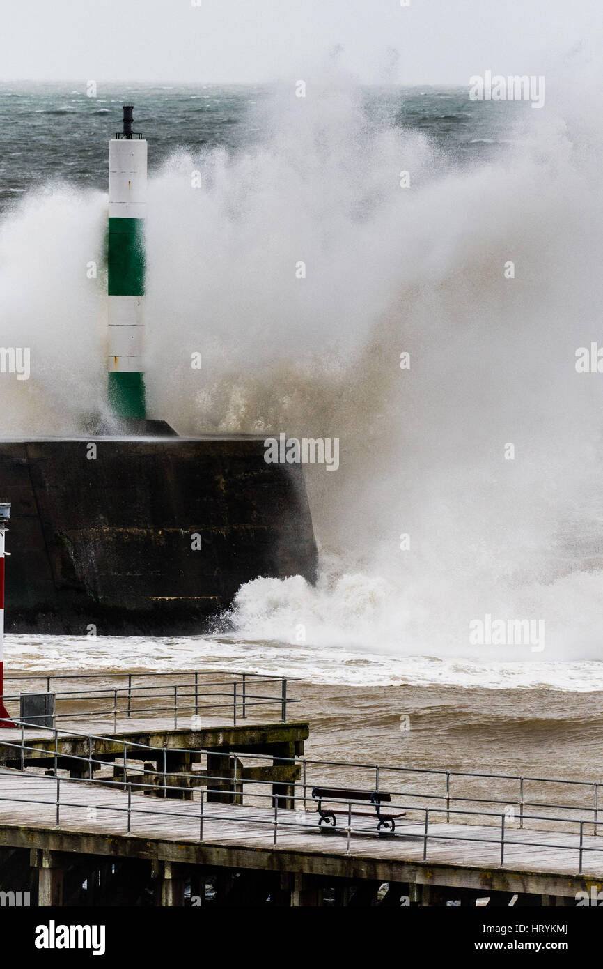 Aberystwyth, Pays de Galles, Royaume-Uni. 5 mars, 2017. Météo France : un jour de plus en plus de vents forts, et avec des prévisions de vent encore plus féroce dans la soirée avec la menace de la neige sur les reliefs montagneux, de hautes vagues batter le phare et de défense de la mer à Aberystwyth sur la côte ouest de la Baie de Cardigan au Pays de Galles Photo © Keith Morris / Alamy Live News Banque D'Images