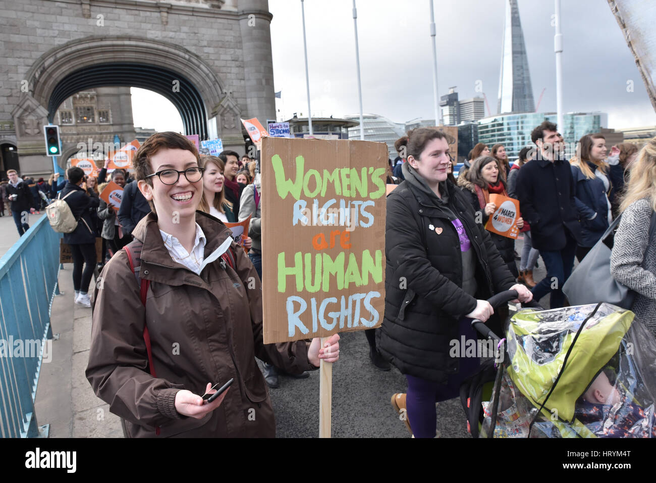 Tower Bridge, Londres, Royaume-Uni. 5e mars 2017. Le 4 mars la femme traverse le Tower Bridge. Crédit : Matthieu Chattle/Alamy Live News Banque D'Images